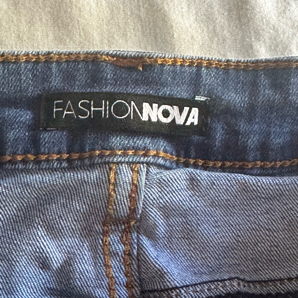 FASHION NOVA WOMAS DISTRESSED DENIM SHORTS SZ MEDIUM 28 - Picture 14 of 15
